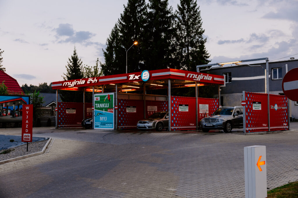 Oferta 6 parking samochodowy z zaparkowanymi przed nim samochodami