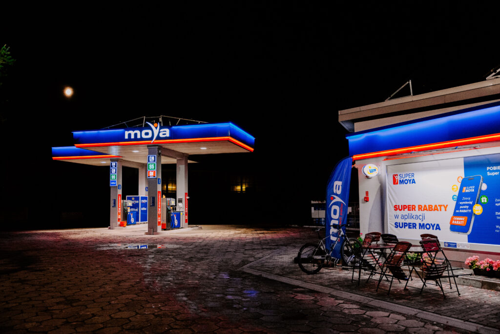 Stacja benzynowa nocą