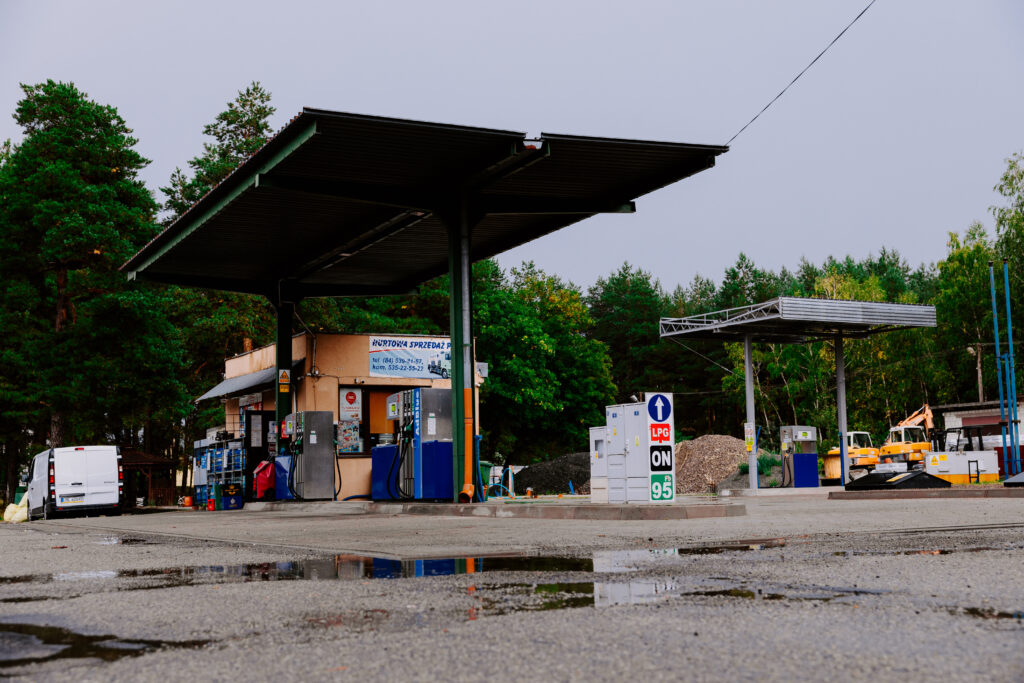 stacja benzynowa z zadaszeniem
