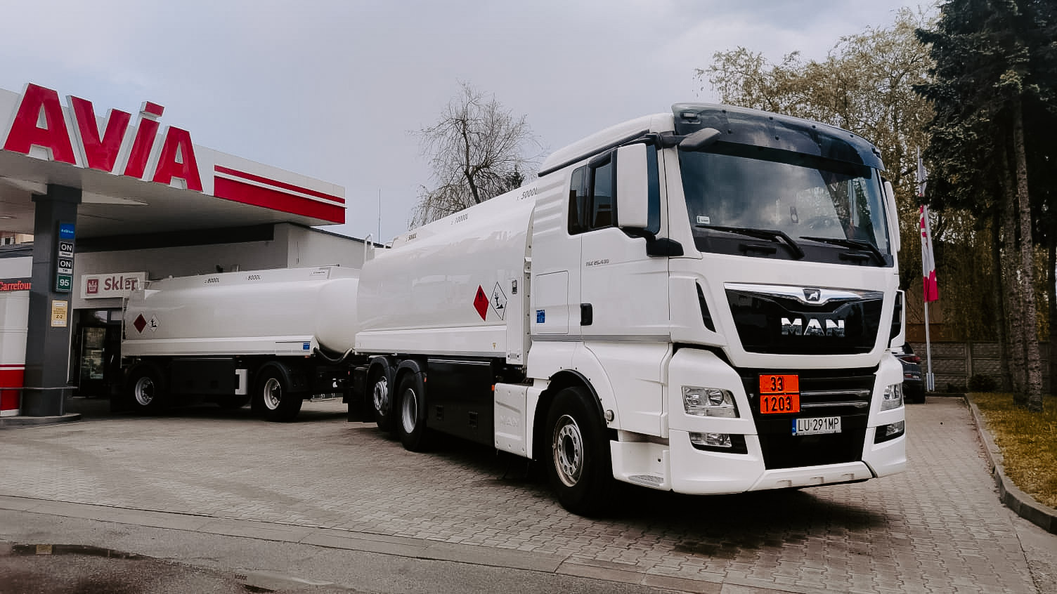 biała cysterna Danpol Paliwa stoi na stacji paliw